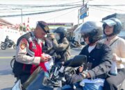 Jelang HUT ke-81 RI, Polisi Bagikan 150 Bendera Merah Putih ke Pengendara dan Masyarakat di Mojokerto