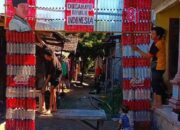 Sulap Limbah Jadi Karya, Warga Sooko Mojokerto Buat Gapura HUT RI dari Ratusan Botol Bekas