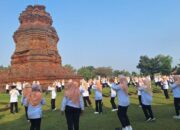 Sehat Sembari Jelajah Sejarah, DWP Disdikbud Jombang Gelar Senam, Yoga dan Outbound di Candi Brahu Mojokerto