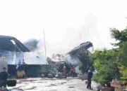 Bahan Baku Sepatu Menumpuk, Damkar Kesulitan Padamkan Kebakaran PT Esa Kalen Jaya