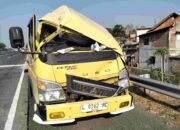 Truk Box Hantam Dump Truck di Tol Sumo, Satu Penumpang Luka Ringan