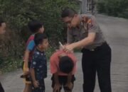 Momen Haru di Pacet Mojokerto, Anak Kecil Berlari Minta Tanda Tangan Polisi saat Patroli