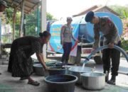 Brimob Polda Jatim Salurkan 40.000 Liter Air Bersih untuk 250 Keluarga di Gresik dan Sidoarjo